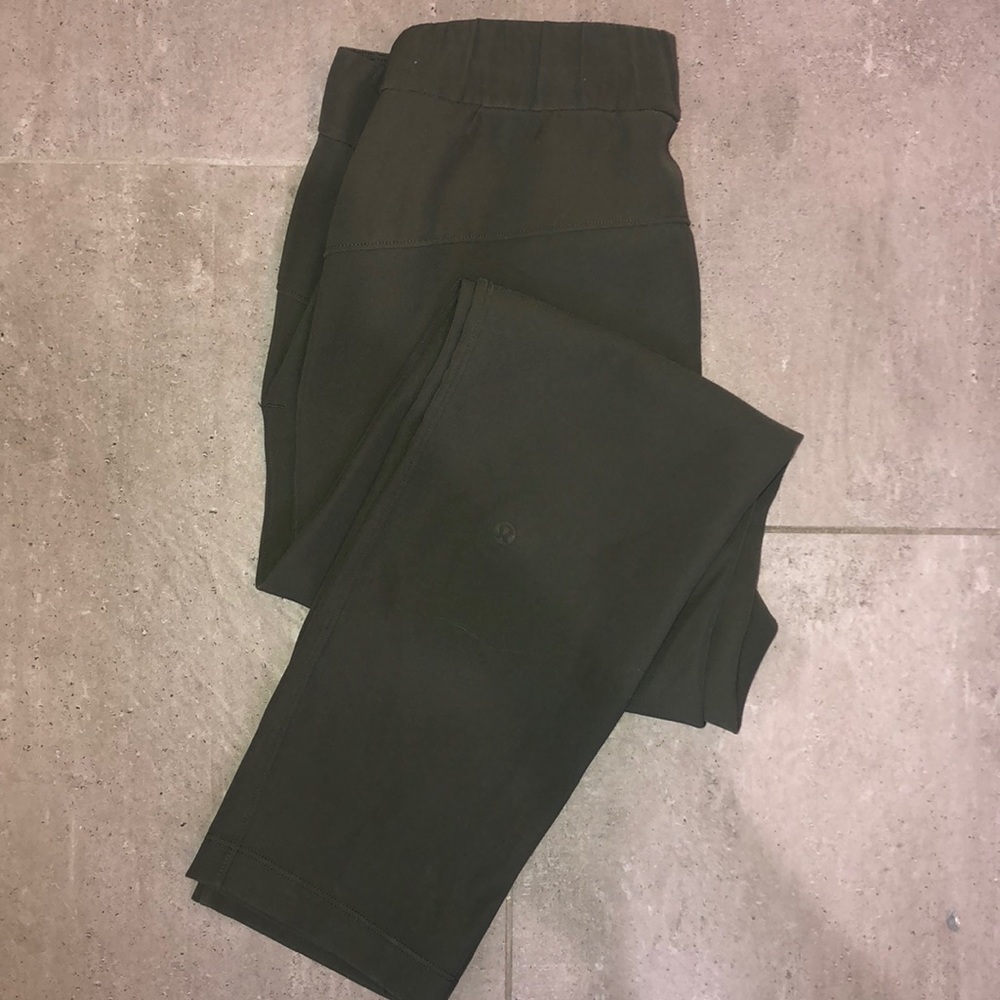 NWOT Lululemon On the Fly 7/8 pant in olive green